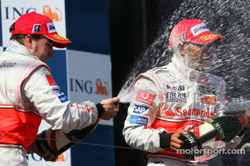 Podium: champagne pour Fernando Alonso et Lewis Hamilton