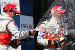 Podio: champagne para Fernando Alonso y Lewis Hamilton