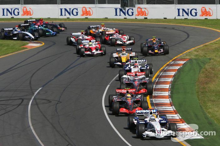 Nick Heidfeld, BMW Sauber F1 Team, F1.07, y Lewis Hamilton, McLaren Mercedes, MP4-22
