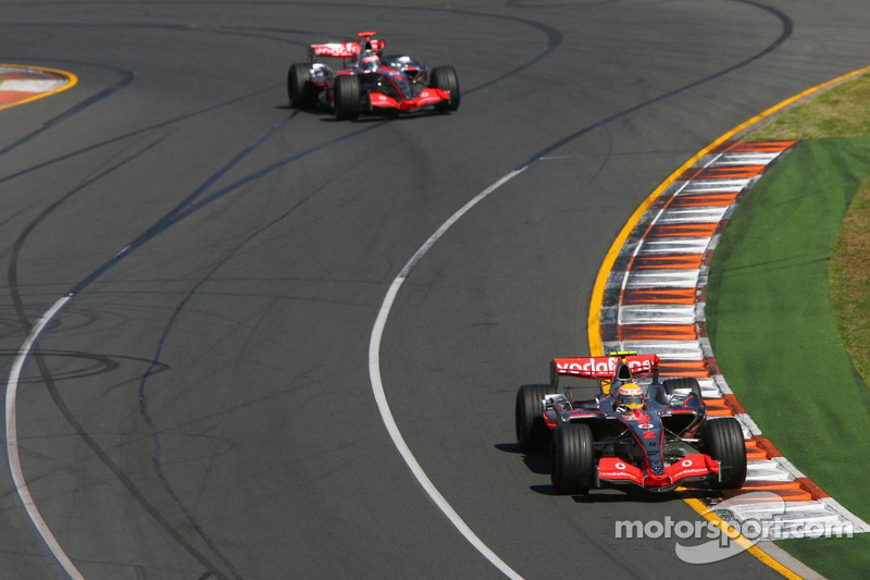 Льюіс Хемілтон, McLaren Mercedes, і Фернандо Алонсо, McLaren Mercedes