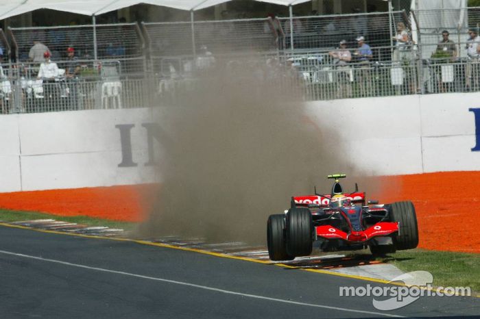 Parando uma volta antes, Alonso acelerou com o carro mais leve e tomou a posição de Hamilton