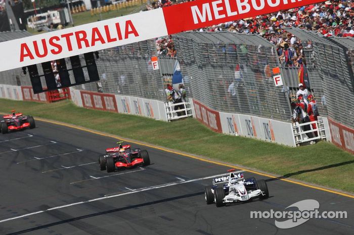 Nick Heidfeld, BMW Sauber F1 Team, F1.07, y Lewis Hamilton, McLaren Mercedes, MP4-22