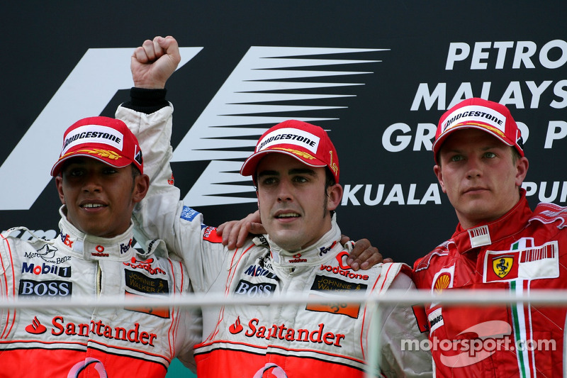 Podium: winnaar Fernando Alonso met Lewis Hamilton en Kimi Raikkonen