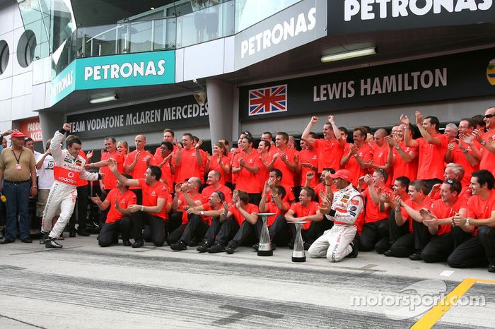 Celebración de la victoria con el equipo McLaren: Lewis Hamilton, Fernando Alonso