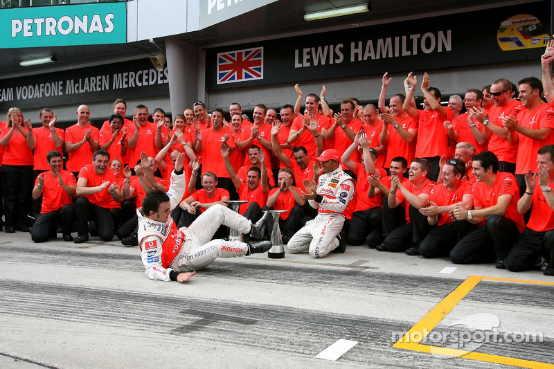 En la celebración con el equipo acabó por los suelos (GP de Malasia 2007)