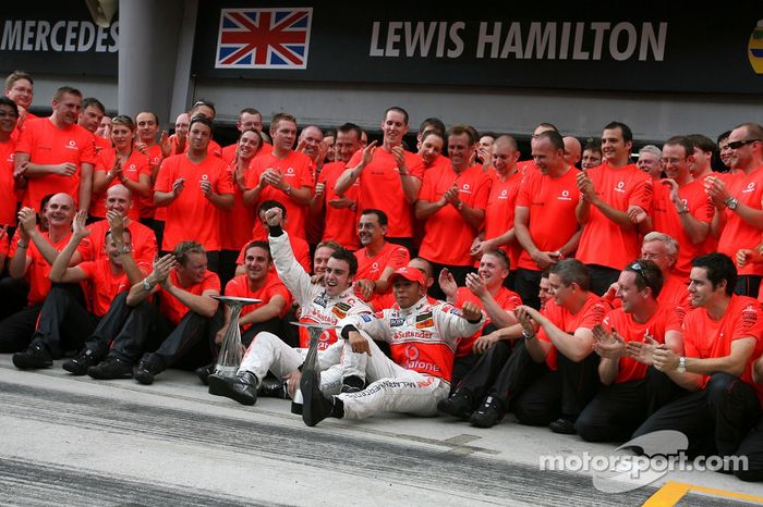 Celebración de la victoria con el equipo McLaren: Lewis Hamilton, Fernando Alonso