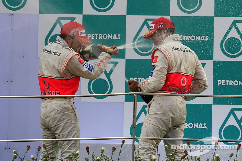 Podio: Fernando Alonso y Lewis Hamilton