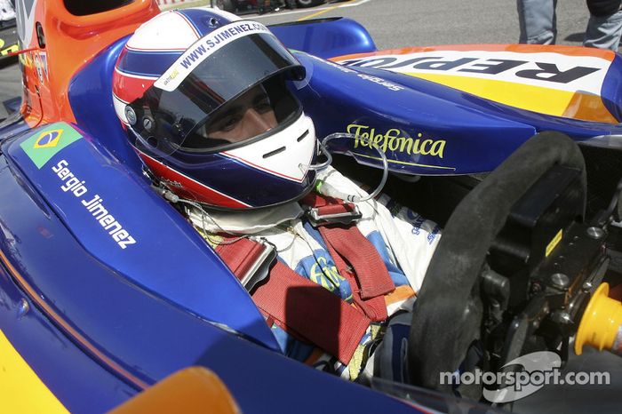 Detalhe do brasileiro no cockpit do carro da GP2