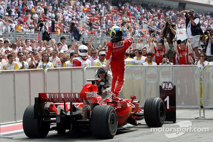 El ganador de la carrera, Felipe Massa, lo celebra
