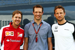 Слева направо: Себастьян Феттель, Ferrari, Александр Вурц и Дженсон Баттон, McLaren