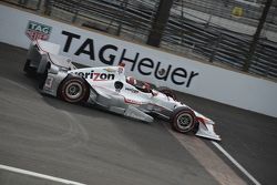 Helio Castroneves, Team Penske Chevrolet and James Jakes, Schmidt Peterson Motorsports Honda