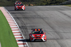 Sergey Afanasyev, SEAT Leon, Craft Bamboo Racing LUKOIL davanti a Pepe Oriola, SEAT Leon, Craft Bamb