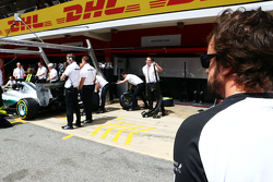Fernando Alonso, McLaren regarde l'équipe Mercedes AMG F1 s'entraîner aux arrêts aux stands
