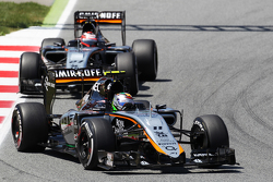 Серхио Перес, Sahara Force India F1 VJM08 едет впереди напарника по команде - Нико Хюлькенберга, Sah