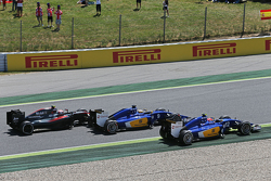 Фелипе Наср, Sauber C34 едет впереди Маркуса Эриксона, Sauber C34 и Дженсона Баттона, McLaren MP4-30 на старте гонки
