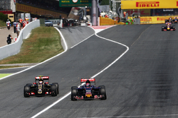 Пастор Мальдонадо, Lotus F1 E23 и Макс Ферстаппен, Scuderia Toro Rosso STR10 - борьба за позицию