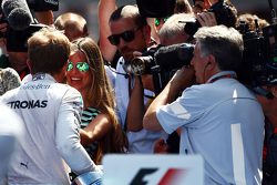 El ganador de la carrera Nico Rosberg, Mercedes AMG F1 celebra con su esposa, Vivian Rosberg, en el