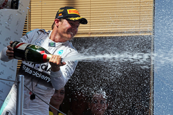 Le vainqueur Nico Rosberg, Mercedes AMG F1 fête sa victoire avec du champagne sur le podium