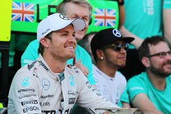 1. Nico Rosberg, Mercedes AMG F1, feiert mit dem Team