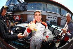 Il vincitore Robin Frijns festeggia