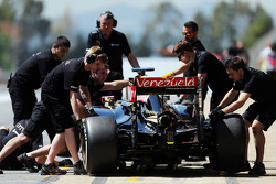 Pastor Maldonado, Lotus F1 E23 aux stands