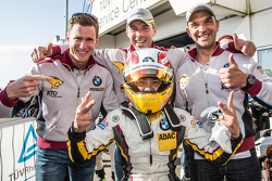 Ganador de la pole Augusto Farfus celebra con Jörg Müller, Nicky Catsburg y Dirk Adorf
