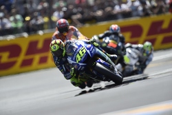 Valentino Rossi, Yamaha Factory Racing, con Marc Márquez, Repsol Honda Team, y Bradley Smith, Tech 3
