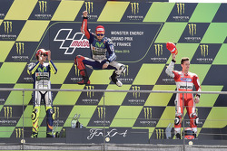 Podium : le deuxième, Valentino Rossi avec le vainqueur Jorge Lorenzo, Yamaha Factory Racing et le troisième Andrea Dovizioso, Ducati Team