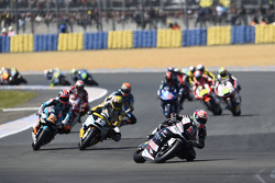 Johann Zarco, Ajo Motorsport devant un groupe
