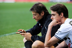 Esteban Gutiérrez Ferrari Piloto de Prueba y Reserva y Massimo Rivola Ferrari Director Deportivo en el partido de fútbol a beneficio