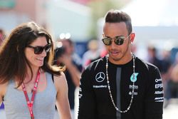 (De izquierda a derecha): Cyndie Allemann, piloto de carreras , con Lewis Hamilton, de Mercedes AMG F1