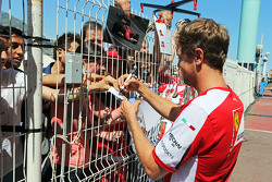 Sebastian Vettel, Ferrari signe des autographes pour les fans