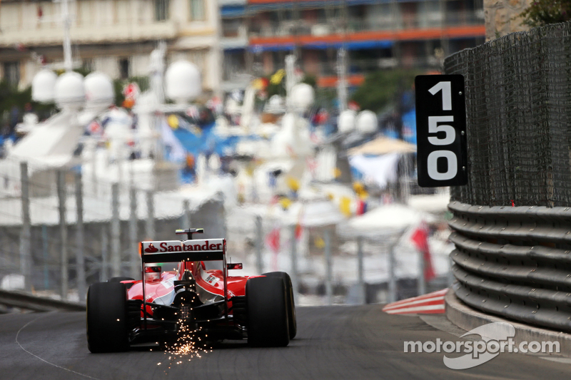 Kimi Raikkonen, Ferrari SF15-T sends sparks flying