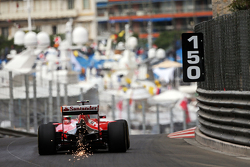 Kimi Raikkonen, Ferrari SF15-T saca chispas