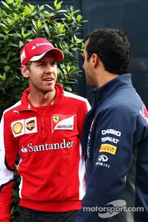 (De izquierda a derecha): Sebastian Vettel, Ferrari con Daniel Ricciardo, de Red Bull Racing
