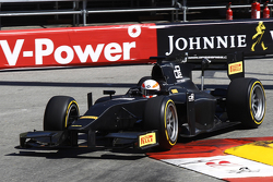 Martin Brundle completeert demonstratierun met GP2-auto met 18 inch Pirellibanden