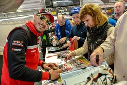 Davide Giugliano, Ducati Team, con los fans en Donington Park