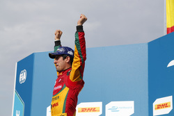 Ganador de la carrera Lucas di Grassi, Audi Sport Team Abt