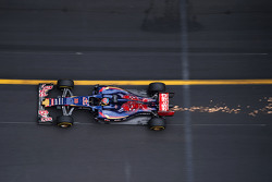 Max Verstappen, Scuderia Toro Rosso STR10, zorgt voor vonken