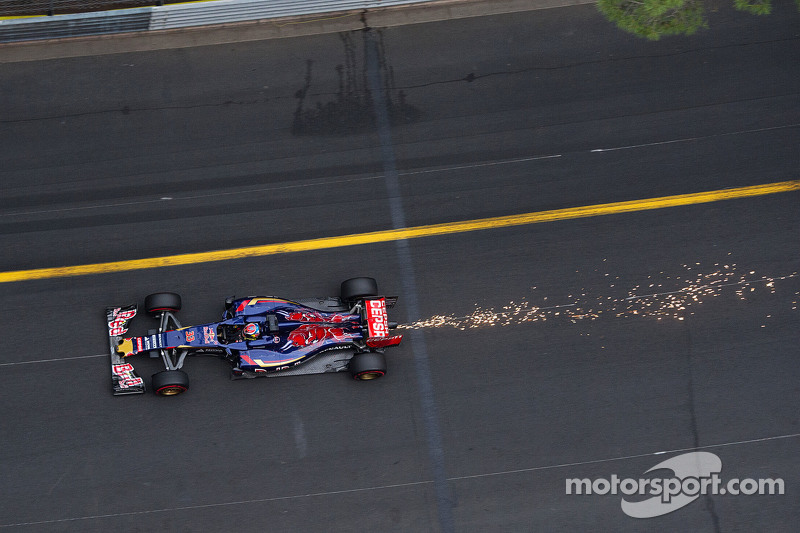 Max Verstappen, Scuderia Toro Rosso STR10, kıvılcımlarla birlikte