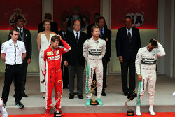 Podium : Sebastian Vettel, Ferrari, deuxième; Nico Rosberg, Mercedes AMG F1, vainqueur; Lewis Hamilton, Mercedes AMG F1, troisième