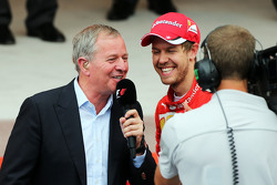 Мартин Брандл, комментатор Sky Sports с Себастьяном Феттелем, Ferrari на подиуме