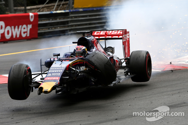 Max Verstappen, Scuderia Toro Rosso crashes with Romain Grosjean, Lotus F1 Team