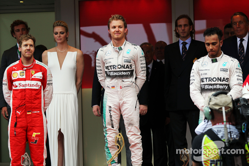 Pódio: segunda posição Sebastian Vettel, Ferrari, vencedor Nico Rosberg e o terceiro colocado Lewis Hamilton, Mercedes AMG F1