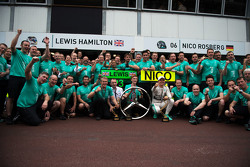 El ganador de la carrera, Nico Rosberg, Mercedes AMG F1 celebra con su equipo