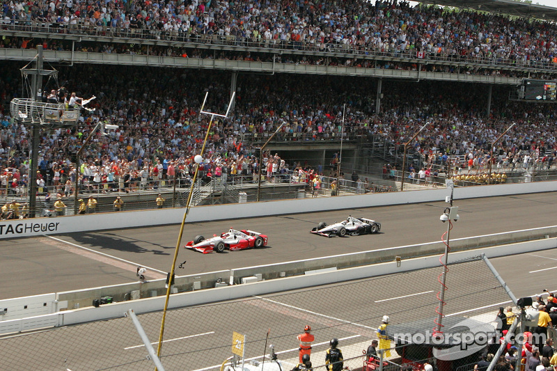 Juan Pablo Montoya, Team Penske Chevrolet beats Will Power, Team Penske Chevrolet to the line