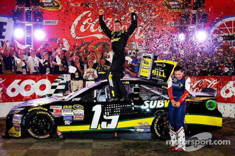 El ganador de la carrera, Carl Edwards, Joe Gibbs Racing celebrates