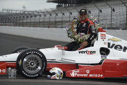 El ganador de la carrera, Juan Pablo Montoya, Team Penske Chevrolet, en la sesión de fotos del ganad