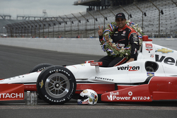 Le vainqueur Juan Pablo Montoya, Team Penske Chevrolet pendant le photoshoot du vainqueur