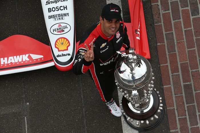 El ganador de la carrera, Juan Pablo Montoya, Team Penske Chevrolet, en la sesión de fotos del ganad